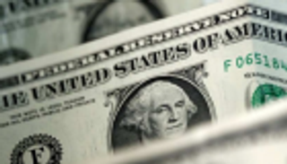 التقدم في مفاوضات التجارة يصعد بالدولار أمام اليورو والإسترليني