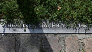 ما تبقّى من جدار برلين وعليه غطاء نباتي