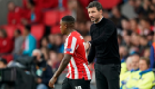 مدرب أيندهوفن يدخل دائرة المرشحين لتدريب برشلونة