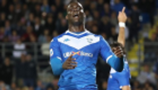 المشاكس بالوتيلي يحطم كاميرا.. والمصور يلجأ لبريشيا