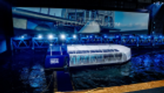 قارب مبتكر يجمع البلاستيك من الأنهار