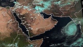 سرعة الرياح حول مركز الإعصار بلغت 124 - 130 عقدة 
