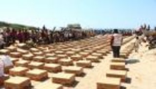 مساعدات غذائية إماراتية لأهالي موشج بالساحل الغربي اليمني