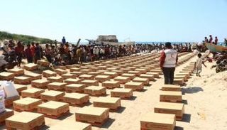 مساعدات غذائية إماراتية لأهالي موشج بالساحل الغربي اليمني