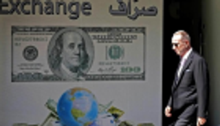 لبنان يحكم سيطرته على الدولارات بقرار جديد