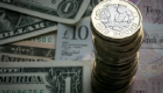 الدولار قرب أعلى مستوى في شهرين قبل اجتماع الفيدرالي