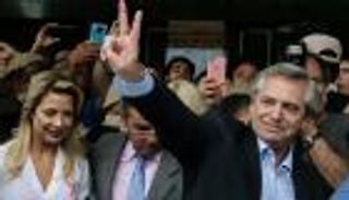 فوز ألبرتو فرنانديز بانتخابات الرئاسة في الأرجنتين من الجولة الأولى