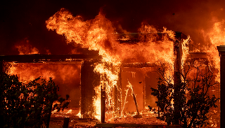 النيران أجبرت السلطات على إعلان الطوارئ في الولاية