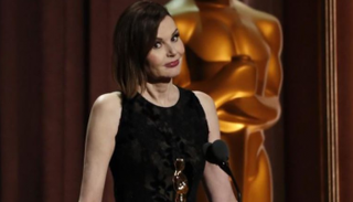 جينا ديفيس خلال كلمتها في الحفل