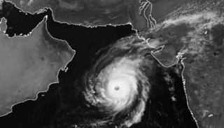 إعصار "كيار" يتحرك وسط بحر العرب يصاحبه سحب ركامية ممطرة