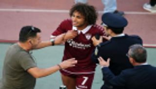 بالصور.. عمرو وردة يواصل هوايته في صناعة الأزمات