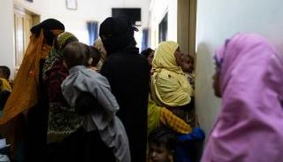 الأمهات ينتظرن فحص أطفالهن في أحد المراكز الصحية