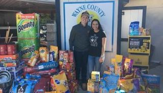 الزوجان جوناثان وجاين ويكيهام مع تبرعات ضيوفهما