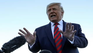 ترامب أثناء حديثه للصحفيين بقاعدة أندروز المشتركة - رويترز