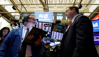 متعاملون أثناء التداول في بورصة نيويورك - رويترز