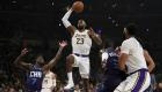 في حضور بيكهام.. ليكرز يفوز على هورنتس بدوري السلة الأمريكي