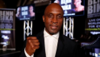 بطل العالم السابق يفشل في العودة للملاكمة بعد 23 عاما