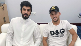 ليوناردو لاعب شباب الأهلي ومحمد عايض لاعب النصر