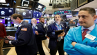 وول ستريت تتراجع وترقب لاجتماع المركزي الأمريكي