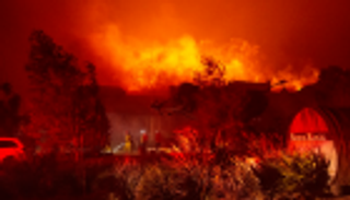 حرائق كاليفورنيا تجبر الآلاف على الفرار من منازلهم ليلا