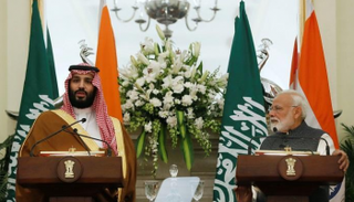 ولي عهد السعودية ورئيس وزراء الهند في فبراير الماضي بنيودلهي - رويترز