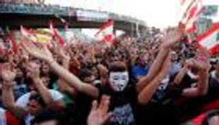 الأمن اللبناني يتصدى لاعتداء "حزب الله" على المتظاهرين ببيروت 