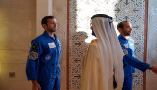 الشيخ محمد بن راشد آل مكتوم خلال لقائه هزاع المنصوري وسلطان النيادي