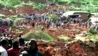 فرق الإنقاذ تبحث عن ناجين تحت أنقاض المنازل المدمرة