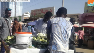 الأطعمة الشعبية تباع في شوارع الخرطوم