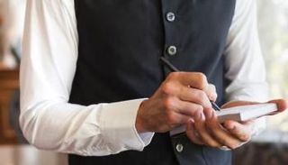 المطعم كان يقدم لزواره من النساء قوائم طعام بلا أسعار - أرشيفية