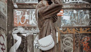 الأبيض أحد الألوان الرائجة بقوة هذا الموسم