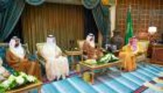 العاهل السعودي يبحث مع وزير الخارجية الإماراتي العلاقات بين البلدين