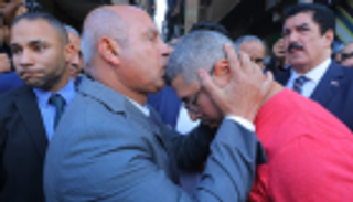 وزير النقل المصري يقدم التعازي لأسرة ضحية "واقعة التذكرة"