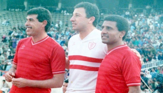 محمود الخطيب يتوسط حسن شحاتة وفاروق جعفر