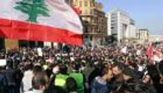 الجيش اللبناني يطمئن المتظاهرين ويطالبهم بفتح الطرقات