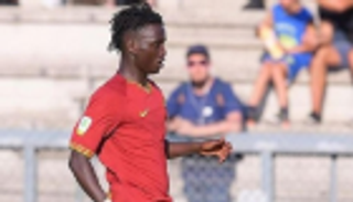 رحلة نحو الأضواء تخطف لاعب روما من مركب للمهاجرين إلى ملاعب الكالتشيو