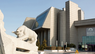 مصدران: البنك الأوروبي لإعادة الإعمار سيبيع حصته في بورصة تركيا