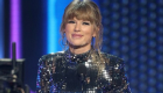 تايلور سويفت تنال جائزة "فنانة العقد" من "الموسيقى الأمريكية"