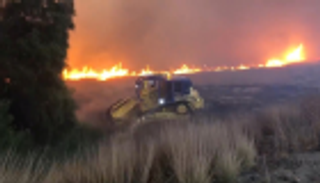 الحرائق تهدد مكتبة ريجان وآلاف المنازل في كاليفورنيا