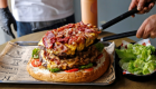 أكبر شطيرة برجر في تايلاند.. 10 آلاف سعر حراري