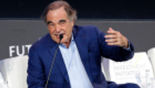 المخرج الأمريكي أوليفر ستون يشيد بدور بوتين في سوريا