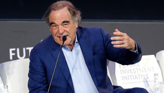 أوليفر ستون خلال جلسة بمنتدى استثماري في الرياض