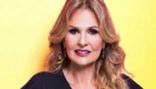 يسرا تستقل أول سيارة كهربائية في مصر
