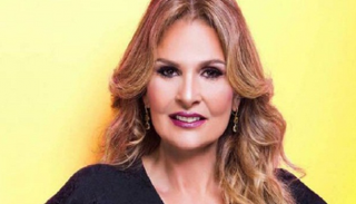 الفنانة يسرا        