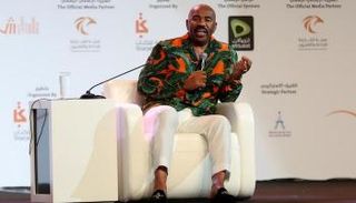 ستيف هارفي خلال زيارته لمعرض الشارقة الدولي للكتاب