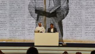 أورهان باموق خلال الجسة الحوارية في إكسبو الشارقة