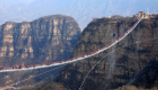 الصين تغلق الجسور الزجاجية لإجراء اختبارات السلامة