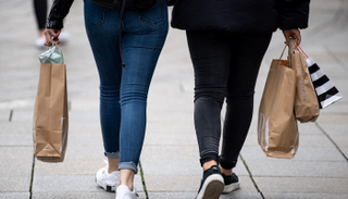 امرأتان تمشيان في وسط مدينة شتوتجارت مع أكياس التسوق