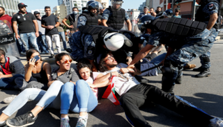 قوات الأمن اللبنانية تحاول فتح الطرق بالقوة