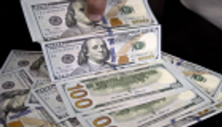 خفض الفائدة الأمريكية يهبط بالدولار 